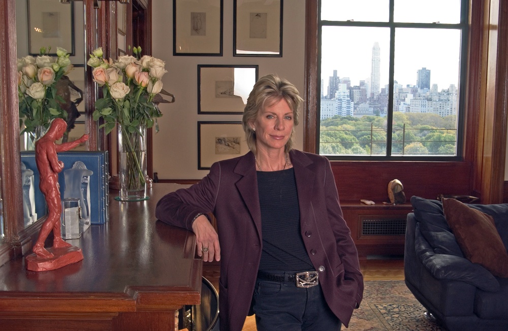 9. Patricia Cornwell, nhà văn: Chuyến bay đáng sợ nhất tôi từng đi là trên phi cơ riêng. Tôi biết có gì không ổn vì tiếng máy bay nghe lạ hơn bình thường và nó bay rất nhanh. Tôi thấy các phi công tìm sách hướng dẫn cho trường hợp khẩn cấp và mặt họ tái mét. Hóa ra hệ thống thủy lực của máy bay có vấn đề, nghĩa là bánh càng và cánh con không hoạt động được. Họ đã cho bánh càng hạ xuống được bằng tay nhưng cánh con vẫn không mở ra được. Tôi cứ tưởng hôm đó mình chết chắc. Khi chúng tôi hạ cánh xuống Raleigh, Bắc California, tôi xuống khỏi máy bay và đầu gối tôi khuỵu xuống. Lúc đó tôi mới nhận ra là tôi đã sợ hãi đến mức nào.