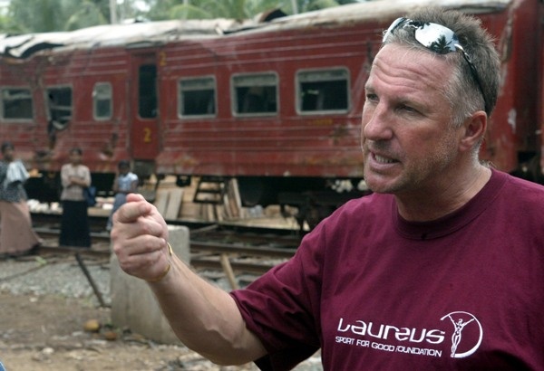 2. Ngài Ian Botham, huyền thoại Cricket của Anh: Tôi đã ăn những món chắc các bạn khó tin nổi, như món mắt cừu ở Trung Đông chẳng hạn. Tôi được một tù trưởng mời về dự tiệc và có món đó. Tôi đã ăn nó và không nôn ra. Trên một hòn đảo ở Bắc Darwin, tôi đã ăn một món đặc sản địa phương, đó là trùn cát dài khoảng 30cm và tôi phải ăn sống.