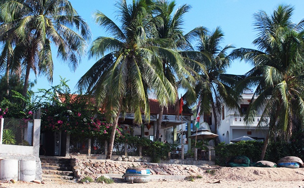 Quanh khu vực Bãi Xếp còn có nhiều bãi tắm khác như Bãi Rạng, Bãi Bàng, Bãi Dài. Chỉ cần đi bộ vài km, bạn có thể tha hồ thay đổi bãi tắm mỗi ngày.