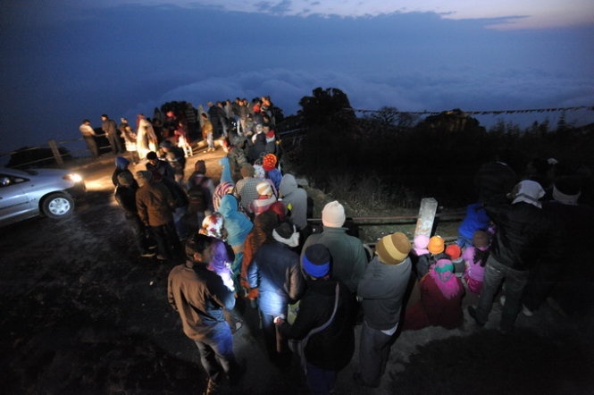 Du khách người Ấn hành hương đến Tiger Hill từ rất sớm để tìm vị trí đứng thuận lợi nhất - Ảnh: HOÀNG THẠCH VÂN