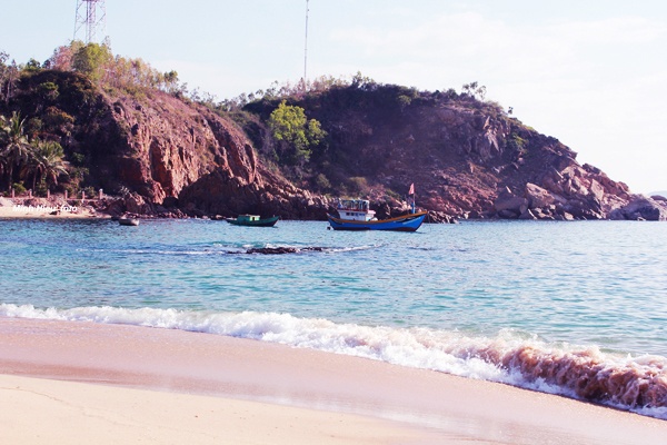 Biển và núi liên kề bao quanh Bãi Xếp.