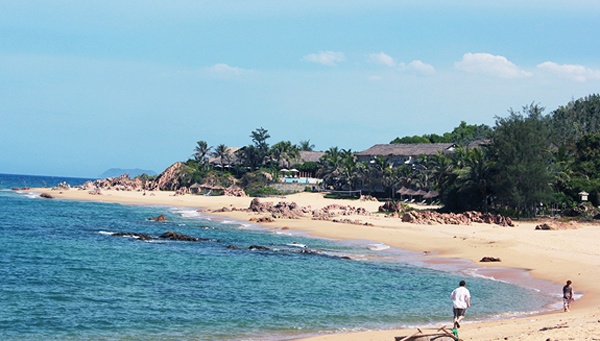 Bãi Xếp hoang sơ với bờ cát vàng, những rặng đá tự nhiên nổi lên giữa bãi cát khi thủy triều rút. Cuộc sống làng chài với những ngư dân hiền lành, hiếu khách và những món ăn đậm đà hương vị biển là điểm thu hút du khách tìm đến đây.