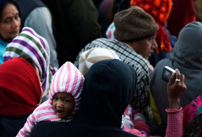 Em bé còn ngái ngủ vì thức dậy quá sớm - Ảnh: HOÀNG THẠCH VÂN