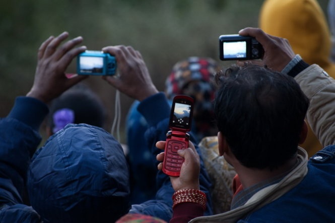 Ai cũng tranh thủ chụp hình - Ảnh: HOÀNG THẠCH VÂN