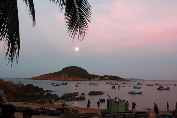 Mỗi buổi chiều, người dân thường tập trung trước bãi. Trẻ con thì hồn nhiên tắm biển, những đứa trẻ lớn hơn thì lặn bắt ốc, bắt tôm. Người lớn sau một ngày lặn ngụp vất vả cào hàu hay kéo bèo ngoài khơi, ngồi thành nhóm chuyện trò hay giải trí bằng trò chơi lô tô.