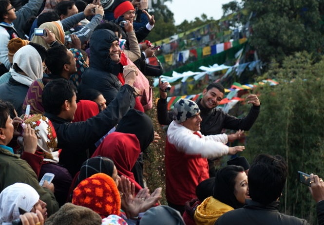 Vũ điệu Bengal vui mừng sau khi nhìn thấy tia nắng đầu tiên - Ảnh: HOÀNG THẠCH VÂN