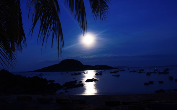 Chiều về, hoàng hôn trên biển cũng mang màu sắc khác lạ. Có hôm bầu trời màu hường dịu ngọt, có hôm lại là màu xanh biển đáng yêu. Từng vệt mây trắng vẽ ngang dọc trên nền trời. 