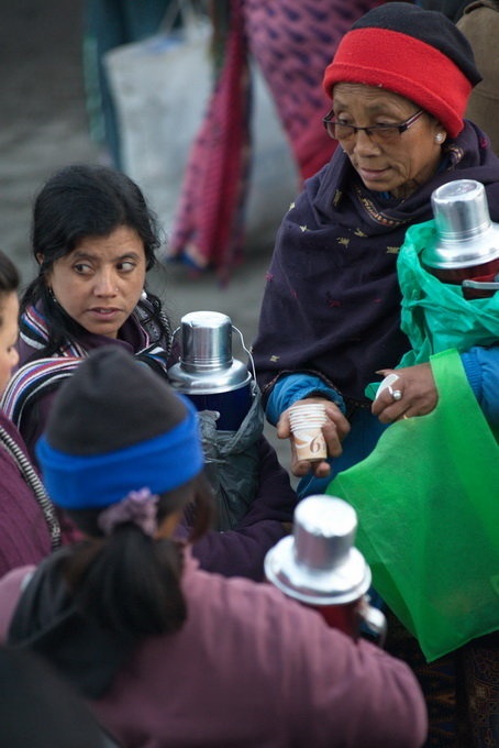 Những người bán trà nóng loại đặc sản Darjeeling - Ảnh: HOÀNG THẠCH VÂN