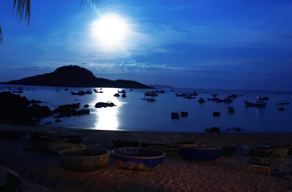 Những ngày rằm, ánh trăng treo trên cao tỏa xuống mặt biển thứ ánh sáng bàng bạc ảo diệu