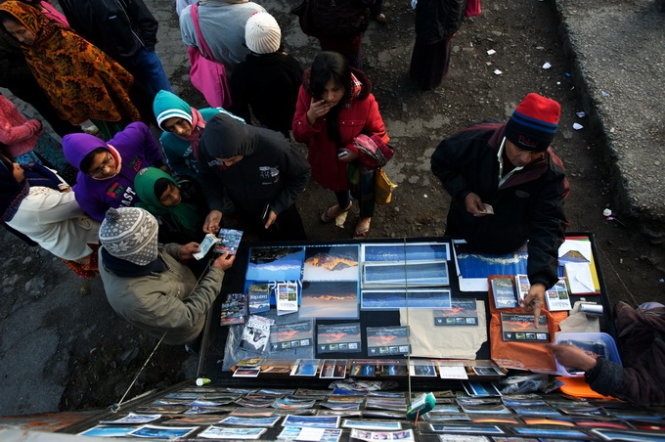 Dịch vụ bán ảnh lưu niệm về phong cảnh Himalaya huyền bí - Ảnh: HOÀNG THẠCH VÂN