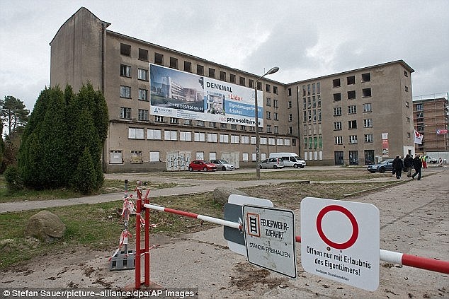 1. Tour tham quan nhà máy nguyên tử Fukushima, Nhật Bản: Khu vực nhà máy Fukushima, nơi từng xảy ra thảm họa hạt nhân khủng khiếp, đã trở thành một điểm du lịch hút khách. Các chương trình tham quan được chính phủ địa phương phê duyệt đưa khách đi quanh khu vực bằng xe buýt. Năm 2011, 3 trong số 6 lõi phản ứng của nhà máy hạt nhân Fukushima đã nổ tung do tác động của sóng thần, tạo ra khí ga hạt nhân khiến cả khu vực phải sơ tán. Tuy nhiên, với độ nhiễm phóng xạ tương đối thấp, du khách được phép dừng chân tại một số điểm để tham quan khu vực bị bỏ hoang này.