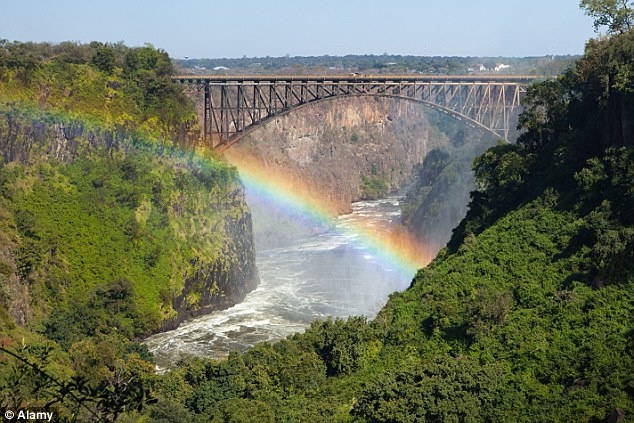 4. Nhảy Bungee trên sông đầy cá sấu, biên giới Zambia – Zimbabwe: Du khách có thể lao đầu xuống dòng sông Zambezi đầy cá sấu từ cầu Victoria. Năm 2012, du khách 22 tuổi người Úc, Erin Langworth, đã gặp một tai nạn bất ngờ. Sau khi Erin nhảy khỏi cầu, dây Bungee của cô bị đứt và cô rơi xuống nước khi hai chân vẫn bị cột vào nhau. May mắn là cô đã xoay xở tháo được dây và bơi vào bờ an toàn, với các vết trầy xước, bầm tím và gãy xương đòn.