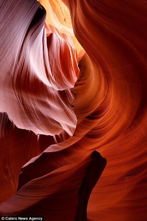 Núi đá hình thành từ các cồn cát Navajo Sandstone đã vôi hóa theo chiều dọc và chiều ngang. Nhờ sự xói mòn của nước và gió, vùng lòng chảo này xuất hiện những đường vân uốn lượn như những ngọn sóng, cứng rắn theo thời gian, tạo nên một cảnh quan hết sức hùng vĩ, đúng như tên gọi của nó. 