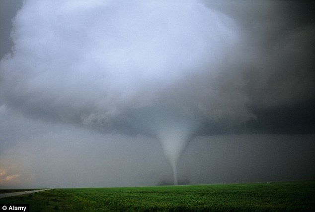 6. Tour săn vòi rồng, Trung Tây Mỹ: Tour du lịch này sẽ đưa du khách tới gần những cơn lốc xoáy với vận tốc gió lên tới 480km/h. Cặp đôi mê săn bão Roger và Caryn Hill giờ là hướng dẫn viên đưa những du khách ưa mạo hiểm đuổi theo các vòi rồng nguy hiểm và có sức tàn phá khủng khiếp. Cặp đôi dẫn đầu nhóm 18 người đi 3 xe dọc khắp “Hành lang lốc xoáy” với giá 230 bảng/ngày trong chuyến đi kéo dài 10 ngày.