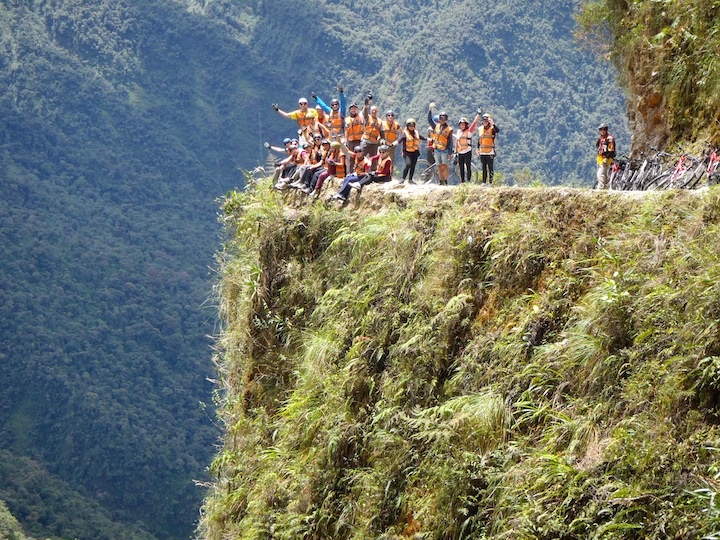 7. Tour đạp xe trên đường “Tử Thần”, Bolivia: Ở độ cao gần 5.000m, đường Bắc Yungus của Bolivia được mệnh danh là “đường Tử Thần” với khoảng 300 người thiệt mạng tại đây hàng năm. Thế nhưng đây lại là điểm thu hút nhiều du khách ưa mạo hiểm nhất của quốc gia này. Đoạn đường dài 65km đón 25.000 người mê xe đạp tới đây hàng năm. Chuyến đi cho du khách thưởng ngoạn khung cảnh hùng vĩ của rừng Amazon trên con đường hẹp men theo vách đá không hề có rào chắn. Với người dân địa phương, “đường Tử Thần” là tuyến đường vận chuyển quan trọng mà họ phải đối mặt với rủi ro trong mỗi chuyến đi. Còn với những công ty như Gravity Bolivia, công ty chuyên tổ chức tour xe đạp cho du khách cơ hội trải nghiệm chuyến đi cả đời có một qua mây ngàn và thác nước, con đường này đem lại cho họ lợi nhuận không nhỏ.