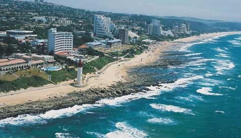 1. Umhlanga Rocks, Nam Phi: Không thể phủ nhận rằng bờ biển của Umhlanga Rocks rất đẹp, nhưng bạn cần chú ý tới những con cá mập bò và cá mập trắng to lớn, hung dữ bơi dọc khu vực bờ Ấn Độ Dương, gần vịnh Kosi, một nơi cũng nổi tiếng là nhiều cá mập.