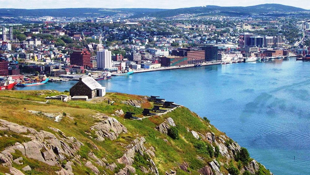 Thành phố Saint John, Canada Ba mặt thành phố Saint John bị bao quanh bởi biển, nhưng tại đây khí hậu ấm hơn các vùng khác của Canada. Những ngày hè Saint John có khí hậu mát mẻ do ảnh hưởng làn gió biển thổi về từ vịnh Fundy. Saint John được xem là thành phố thân thiện nhất Bắc Mỹ, đồng thời là thành phố được lòng du khách nhất tại Canada.