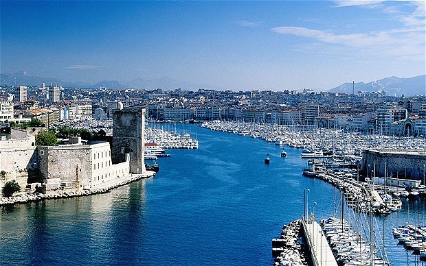Thành phố Marseille, Pháp: Nằm ở miền nam nước Pháp, thành phố cảng Marseille là sự giao thoa tuyệt vời nền văn hóa Tây Âu. Đồng thời Marseille còn là mái nhà chung của hơn 100.000 người di dân từ các quốc gia trên thế giới như Ý, Morocco, Thổ Nhĩ Kỳ… Dĩ nhiên khi đến đây, du khách không thể bỏ lỡ các hoạt động du lịch thú vị tại bãi biển Marseille tuyệt đẹp, có đường bờ biển dài lấp ló nhiều bờ đá gồ ghề cạnh những đụn cát vàng… tạo nên khung cảnh hoang sơ, trữ tình. Bạn nên ghé thăm hải cảng cổ Vieux Port lâu đời lúc nào cũng tấp nập những con thuyền neo đậu. Tại Vieux Port, du khách có dịp đắm chìm trong những tòa kiến trúc cổ nguy nga nằm trên khu đại lộ tráng lệ.