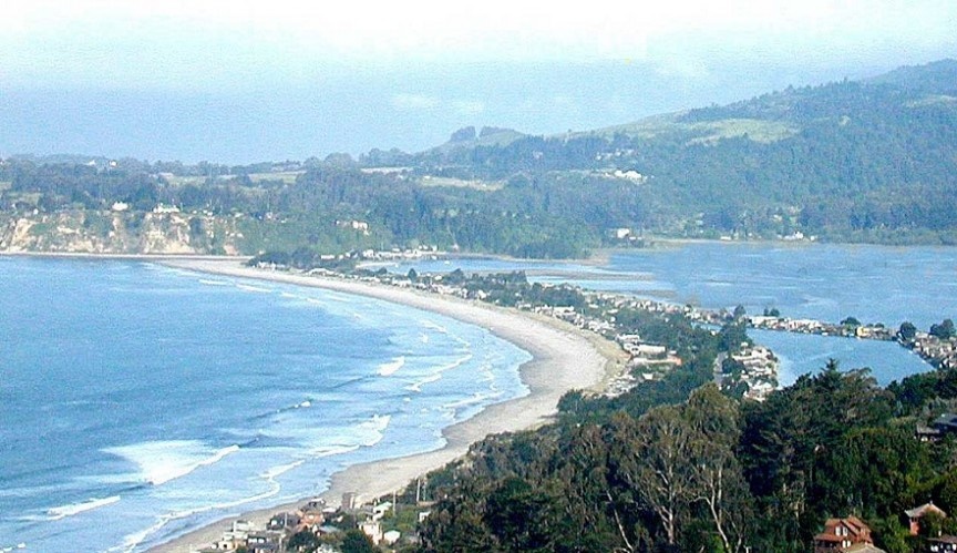 7. Bolinas, California, Mỹ: Chỉ nghĩ tới việc đắm mình trong làn nước lạnh của Bolinas với cá mập trắng đang rình rập cũng khiến nhiều người rùng mình. Một tay lướt sóng 24 tuổi đã bị cá mập tấn công năm 2002 và phải khâu tới 100 mũi. Bờ biển California là nhà của cá mập trắng, với răng sắc nhọn và sức mạnh khủng khiếp chờ đợi những tay lướt sóng của Bolinas.
