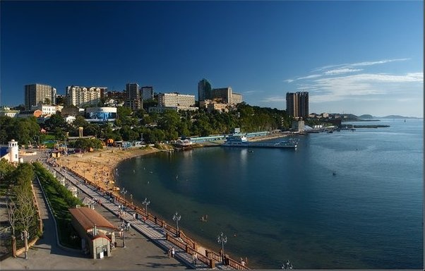 Thành phố Vladivostok, Nga Được gọi là cửa ngõ phía đông của Nga, lúc trước thành phố Vladivostok không cho phép du khách nước ngoài đến tham quan vì là nơi đóng quân của hạm đội Thái Bình Dương. Vào năm 1992, lệnh cấm được bãi bỏ, thành phố Vladivostok trở thành điểm đến của các du khách thế giới.