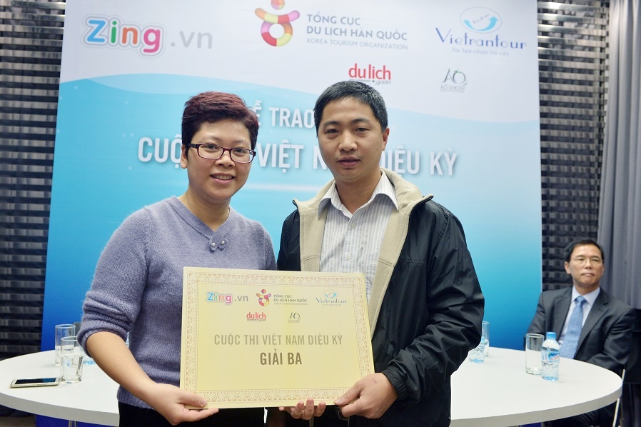 Đại diện của độc giả Phạm Nguyễn Khánh Bằng nhận giải ba tại Hà Nội.