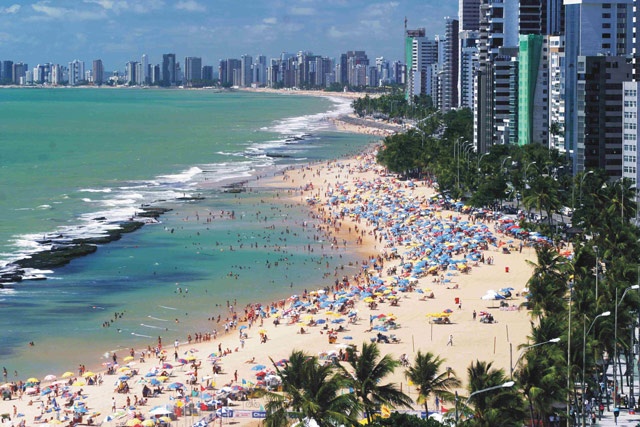 6. Recife, Brazil: Bãi biển Recife là một nơi nghỉ dưỡng lý tưởng: ánh nắng cha hòa, gió mát rượi. Nhưng tại đây đã diễn ra hơn 50 vụ cá mập tấn công và không ít người trong số đó đã mất mạng. Cứ 3 vụ cá mập tấn công thì có một người không qua khỏi, điều đó khiến Recife trở thành một trong những bãi biển nguy hiểm nhất thế giới. Tại đây có loài cá mập bò vô cùng hung dữ.