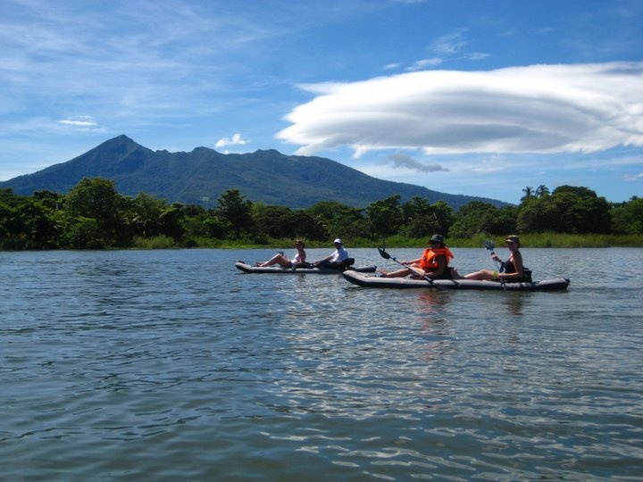 5. Hồ Nicaragua, Nicaragua: Hồ Nicaragua là một trong những hồ nước lớn nhất Trung Mỹ và nơi này không an toàn chút nào. Tại đây có cá mập bò sinh sống. Trước kia, người ta cho rằng chúng mắc kẹt trong hồ nước ngọt này, nhưng các nhà khoa học phát hiện ra chúng có thể bơi sang sông San Juan. Do đó, tốt nhất là bạn đứng nên xuống bơi ở hồ nước tuyệt đẹp này. 