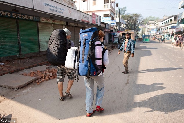 Một số không ngần ngại ăn xin để có thêm tiền trang trải chi phí du lịch.