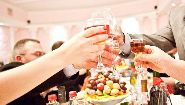 Nga: Một trong những truyền thống đón năm mới ở Nga là viết điều ước mong muốn thành hiện thực trong năm sau lên một mẩu giấy, sau đó đốt tờ giấy lấy tro thả vào một cốc sâm-panh và uống ngay sau khi chuông đồng hồ điểm 12 tiếng vào đêm cuối năm để điều ước thành sự thật.