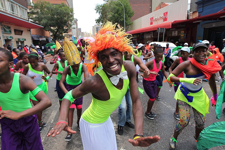 Nam Phi: Ném đồ đạc ra ngoài cửa sổ trở thành một truyền thống đón năm mới ở thành phố Johannesburg của Nam Phi. Chính phủ địa phương đã cố gắng thay đổi truyền thống này do nhiều người đi đường bị thương vì trúng phải đồ đạc ném xuống.