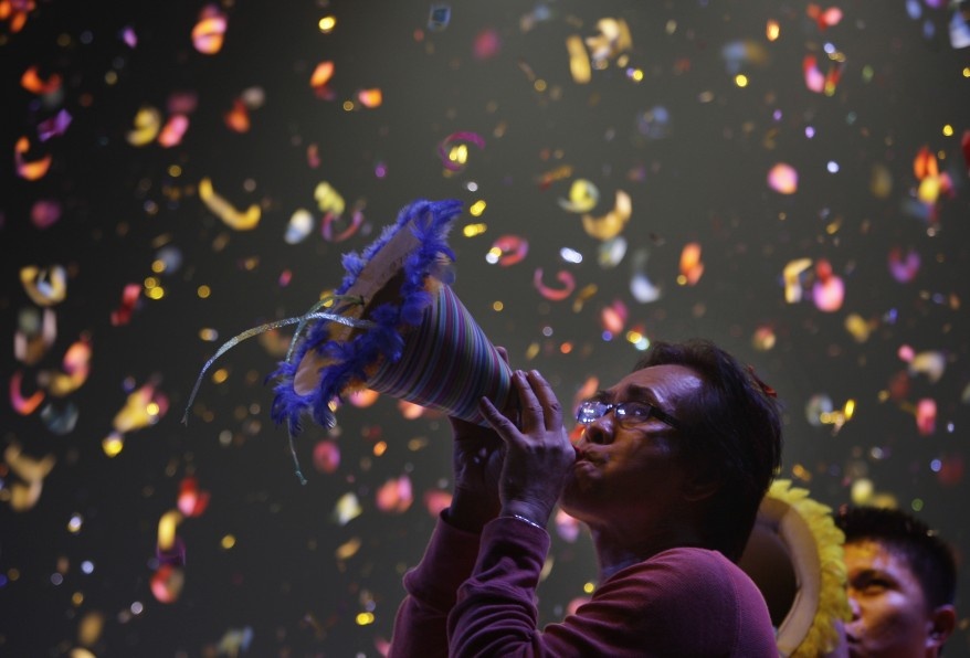 Philippines: Người dân Philippine có cả chục phong tục nhằm đem lại may mắn cho năm mới. Một trong số đó là mở cửa ra vào và cửa sổ trong đêm giao thừa để xả hết những năng lượng tiêu cực và đón khí tốt vào nhà.