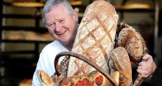 Ireland: Ngày cuối năm còn được gọi là “Ngày của bánh mì” trong tiếng Gaelic. Ở Ireland, người dân sẽ dùng bánh mì đập lên cửa và tường để đuổi xui rủi ra khỏi nhà và mời vận may vào.