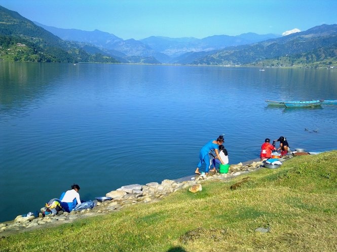 Cuộc sống thường nhật của dân địa phương bên hồ Phewa - Ảnh: flickr