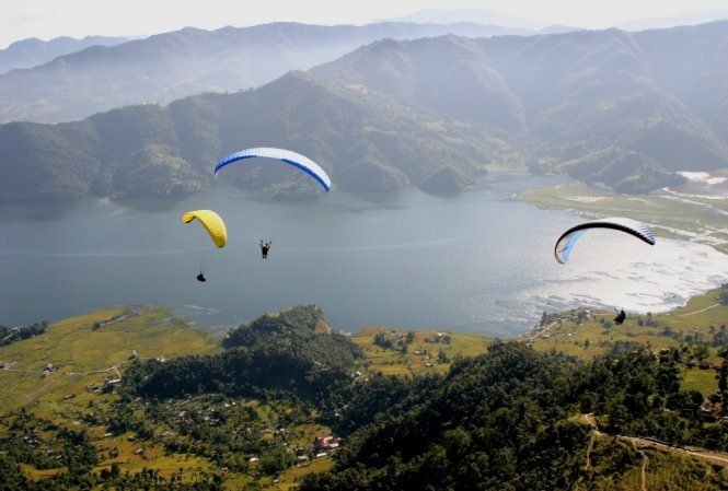 Chơi dù lượn trên hồ Phewa - Ảnh: columbusmagazine