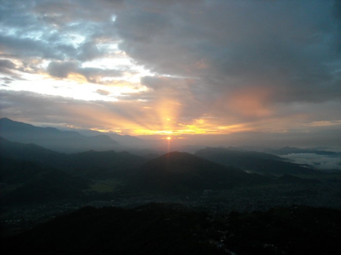 Cảnh tượng mặt trời ló dạng ở Sarangkot - Ảnh: wordpress