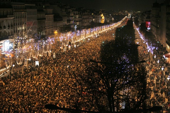 Dòng người đổ về Đại lộ Champs-Élysées, Paris, Pháp để chào đón lễ hội năm mới.