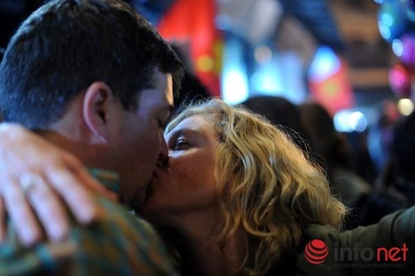 Một nụ hôn đón chào năm mới của hai người bạn phương Tây trên đất ngàn năm văn hiến Hà Nội, Việt Nam