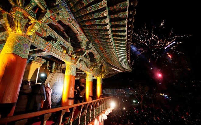 Pháo hoa nhìn từ đền Bogen, Seoul, Hàn Quốc. Ảnh Reuters