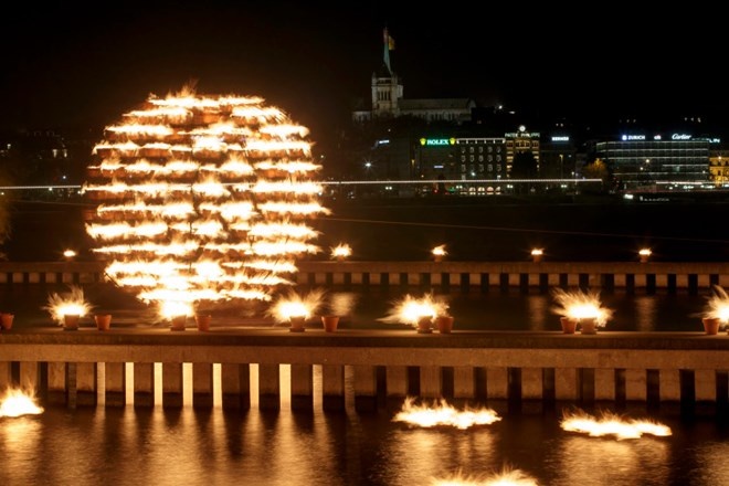 Một nghệ sỹ kim thuật tạo hình quả cầu lửa với hơn 1.300 bóng đèn ở Geneva, Thuỵ Sỹ.