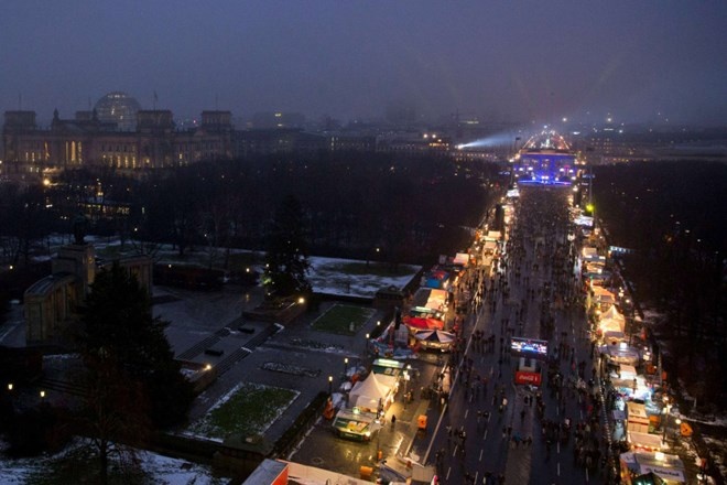 Mọi người đổ xô đến cổng Brandenburg, Berlin, Đức để tham dự tiệc chào 2015.