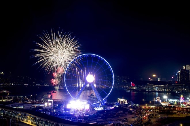 Vịnh Victoria, Hong Kong, ngập tràn trong ánh sáng và pháo hoa trong khoảnh khắc giao thừa.