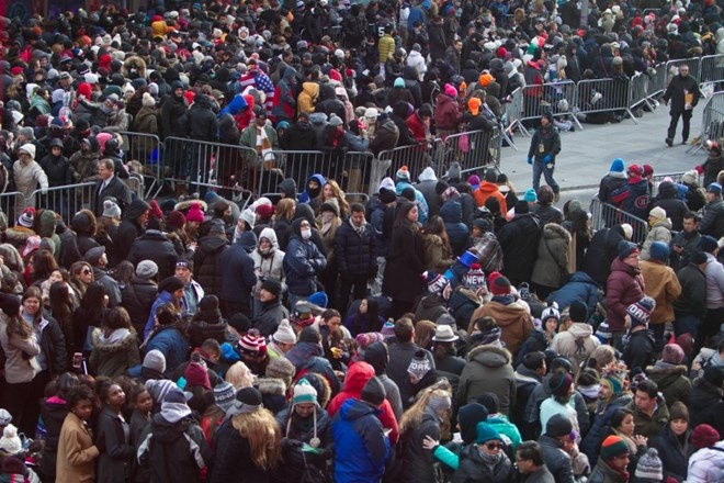 Đám đông thật đông đúc ở quảng trường Thời đại, New York, Mỹ.