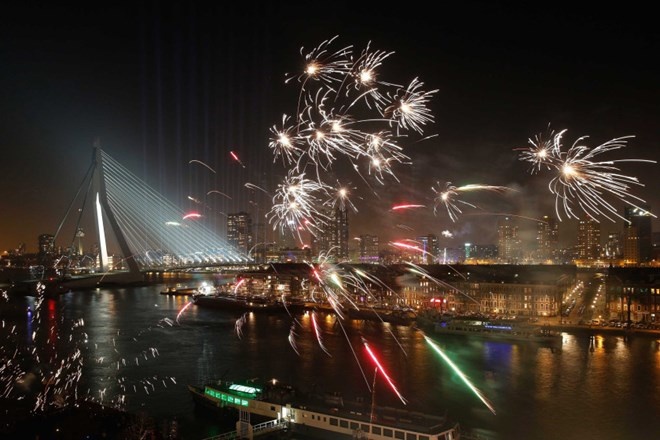 Pháo hoa ở cầu Erasmus, thành phố Rotterdam, Hà Lan.