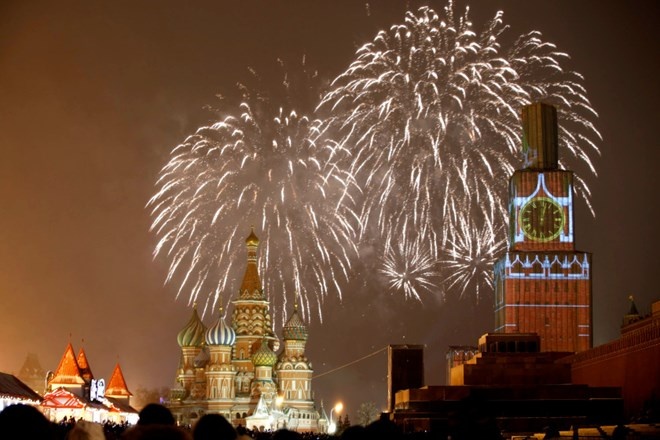 Pháo hoa rực rỡ ở Quảng trường Đỏ, Moscow, Nga.