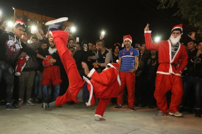 Một nhóm nghệ nhân biểu diễn đường phố ở quảng trường Firdous, Baghdad, Iraq.