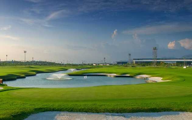 5. Chơi golf ở sân bay quốc tế Hong Kong, Hong Kong: Chẳng gì giúp bạn có cảm giác đang đi nghỉ bằng một trận golf. Ở sân bay quốc tế Hong Kong, bạn không cần đi đâu xa, sân golf 9 lỗ “SkyCity Nine Eagles” nằm ngay trong nhà ga số 2 và mở cửa miễn phí cho mọi du khách.