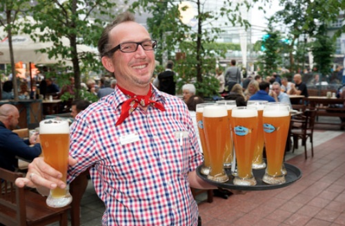 4. Thưởng thức bia ở sân bay quốc tế Munich, Munich, Đức: Airbräu, nhà máy bia mini trong sân bay Munich, sản xuất bia theo quy chuẩn của nghị định vệ sinh năm 1516. Du khách có thể tham quan quy trình sản xuất bia với những bậc thầy và thưởng thức bia Đức tại khu vườn xanh tươi trong sân bay.