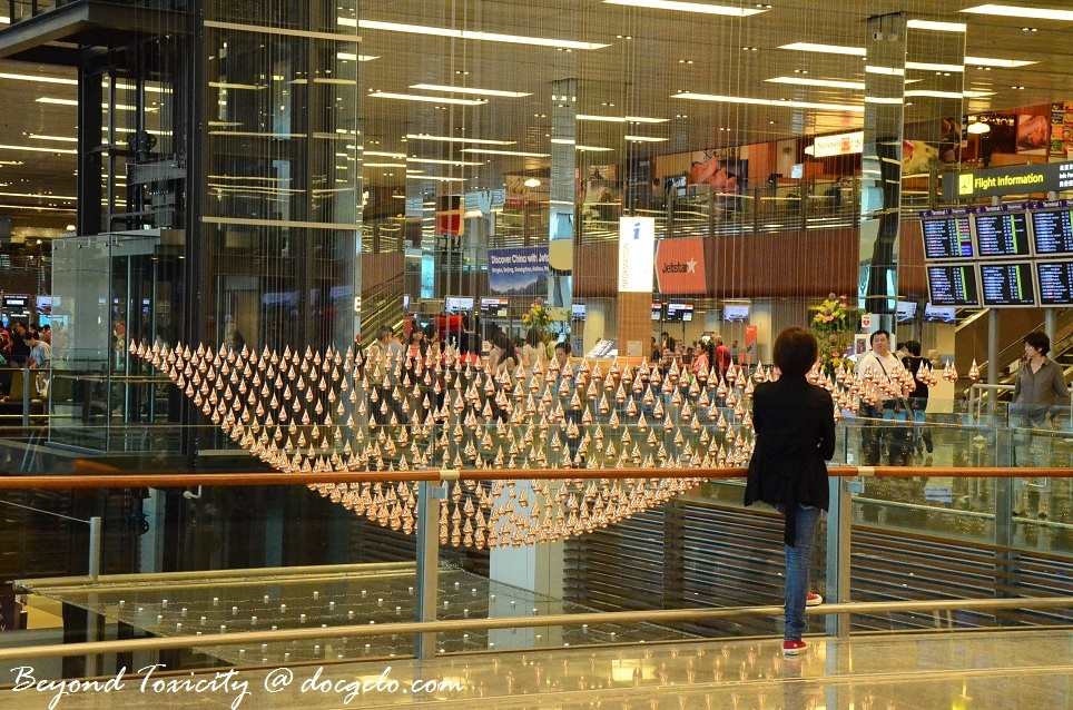 1. Thưởng lãm các tác phẩm nghệ thuật ở sân bay quốc tế Changi, Singapore: Bạn có thể dàn một phút “thiền” ở khu trưng bày “Mưa động lực” tại nhà ga số 1, sân bay Changi.  Được thiết kế bởi công ty kiến trúc của Đức và được vinh danh là tác phẩm điêu khắc động lực học lớn nhất thế giới, những giọt mưa bằng nhôm mạ đồng này treo trên dây thép mỏng được lập trình để thay đổi vị trí, tạo ra những nhìn dạng khác nhau như con diều hay máy bay.