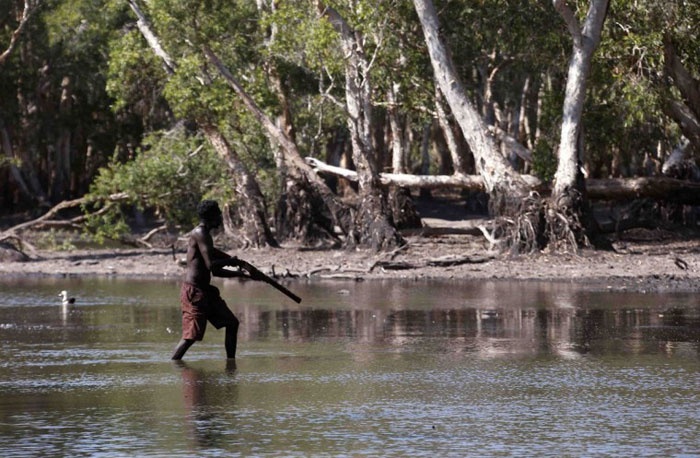 Ông có thể dễ dàng phát hiện và bắn chết con cá sấu đang lặn sâu dưới mặt nước, ngay cả khi người chụp ảnh còn chưa kịp trông thấy dấu hiệu gì.