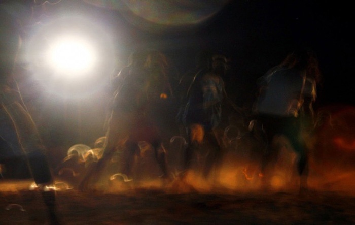 Trước khi đi săn bao giờ họ cũng phải tổ chức một buổi lễ với các điệu nhảy tâm linh truyền thống để cầu xin các linh hồn tổ tiên bảo hộ cho mình.